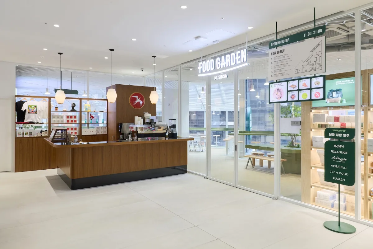 MUSINSA メガストア 聖水店 — 木製カウンターのフードガーデン