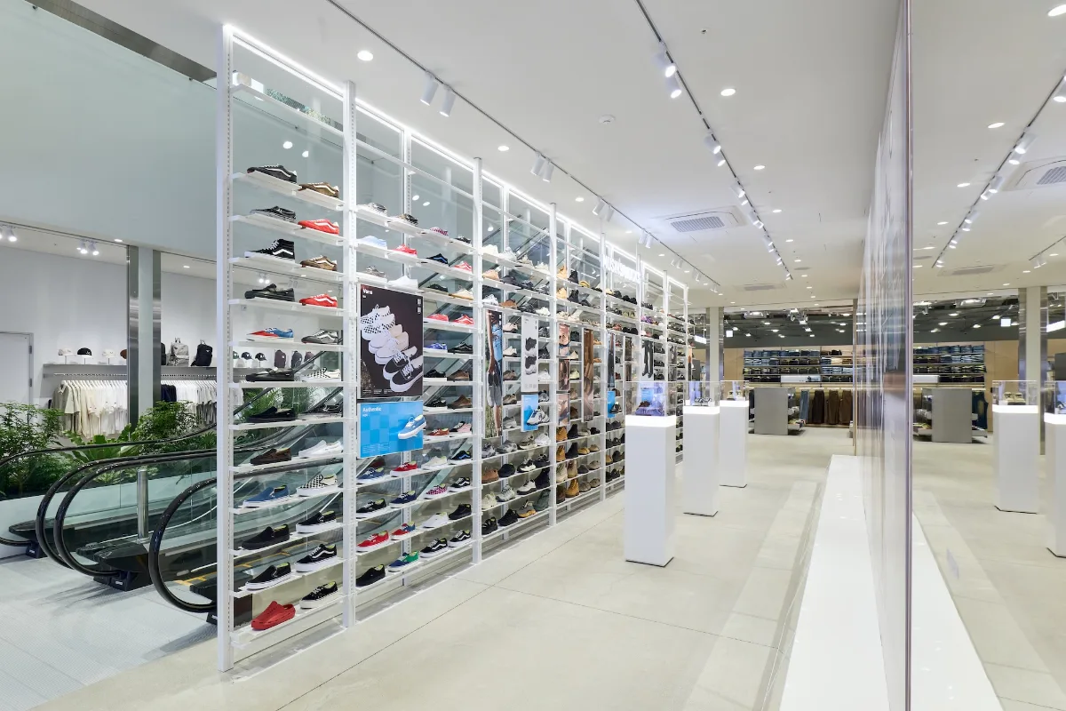 MUSINSA メガストア 聖水店 — 壁一面のスニーカー棚