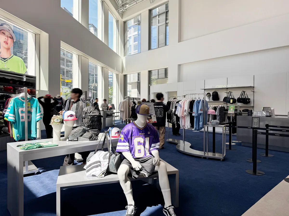 自然光が差すスポーツ衣料売り場