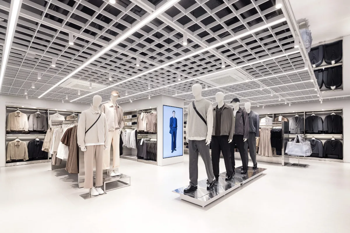 MUSINSA STANDARD 明洞店 — 淡色と黒のマネキン展示
