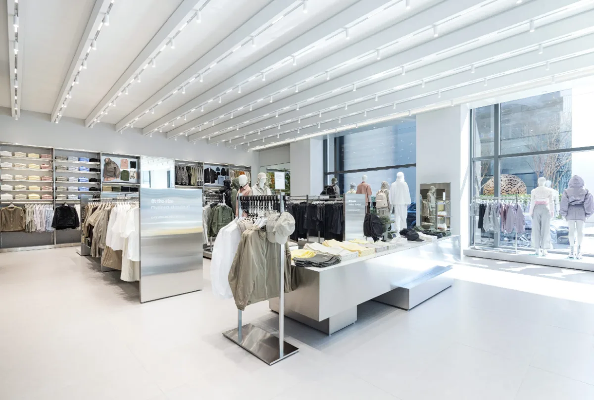 MUSINSA STANDARD 明洞店 — 明るい売場に並ぶ春色の服