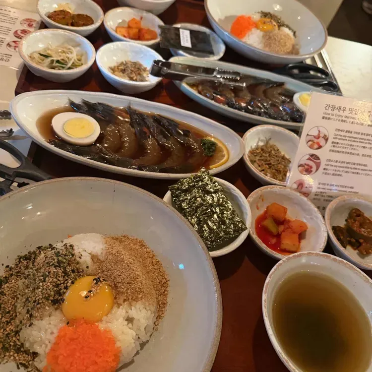 醤油だれに浸かった海老とご飯