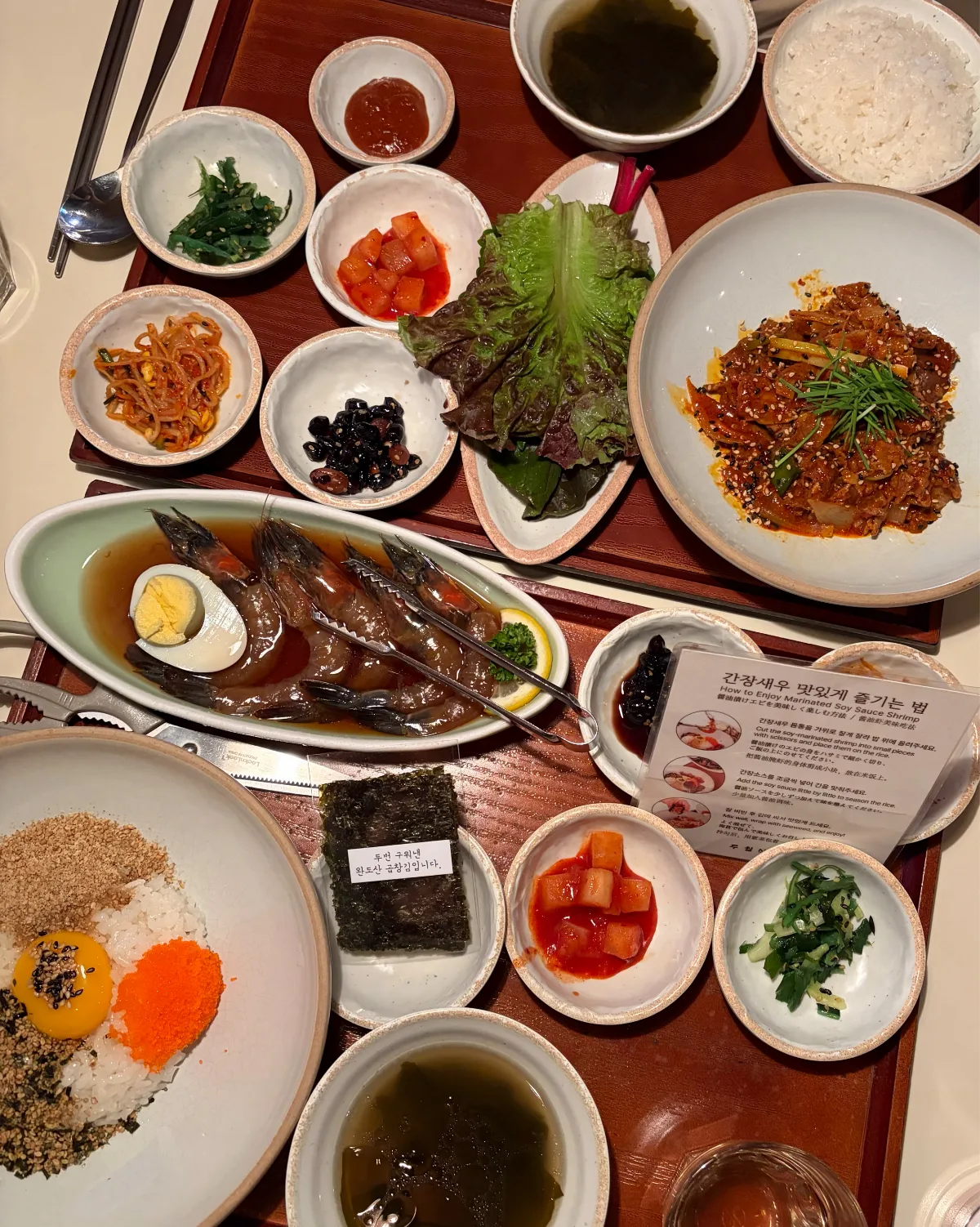 舞月食卓 江南本店 — カンジャンセウと料理が並ぶ食卓