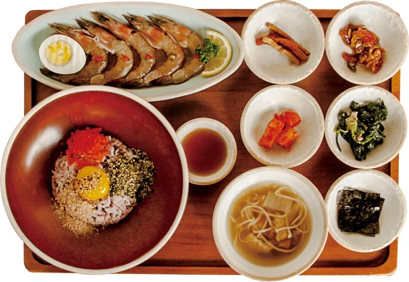 舞月食卓 江南本店 — 醤油漬けの海老と卵黄のせご飯