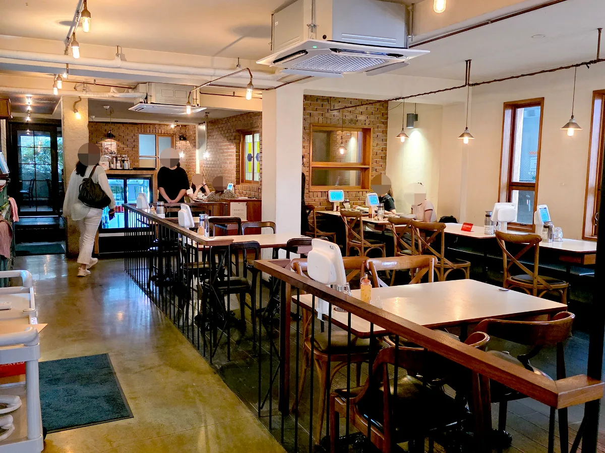 舞月食卓 江南本店 — 木の椅子とテーブルが並ぶ店内