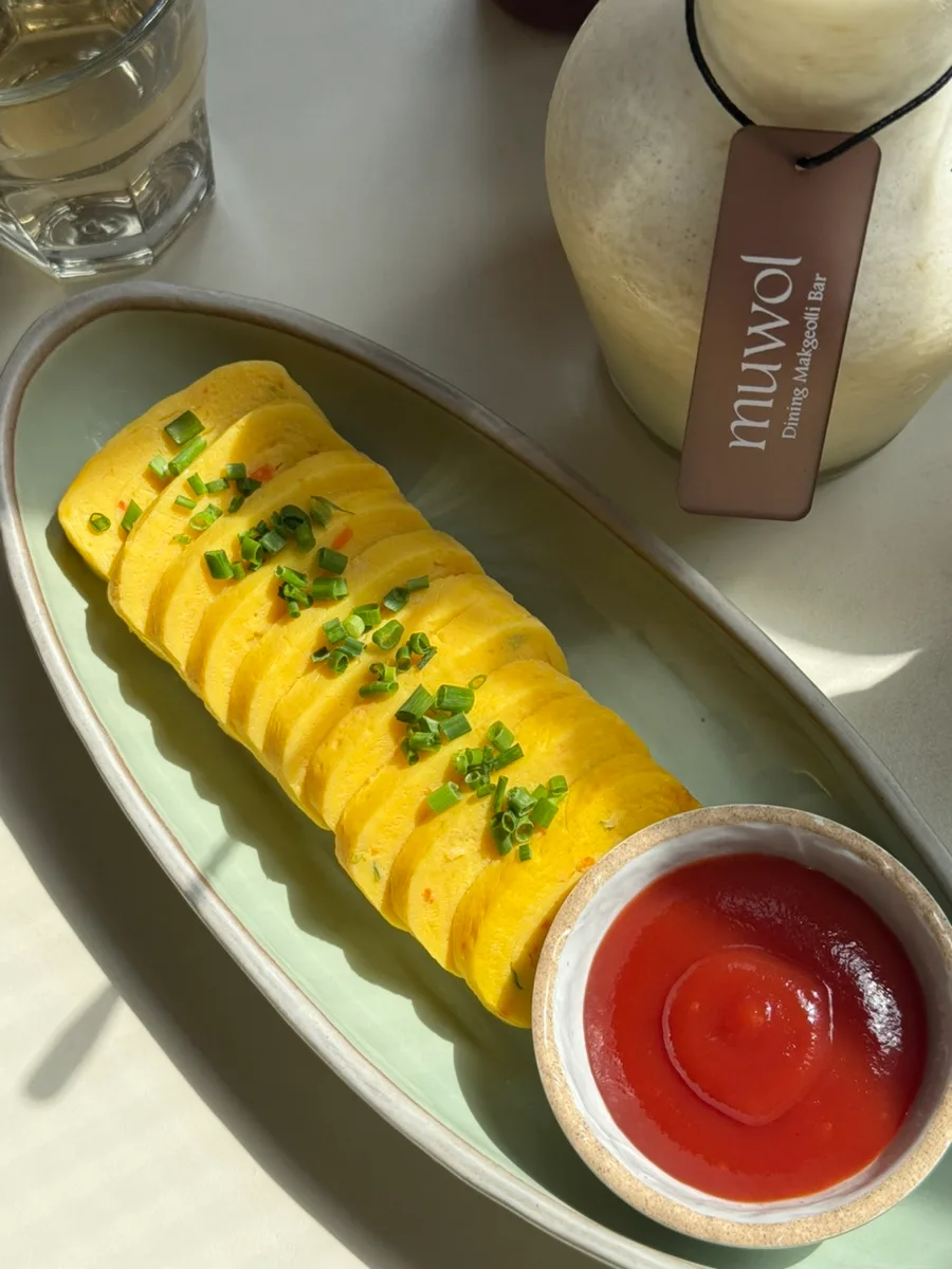 ケチャップを添えた厚い卵焼き