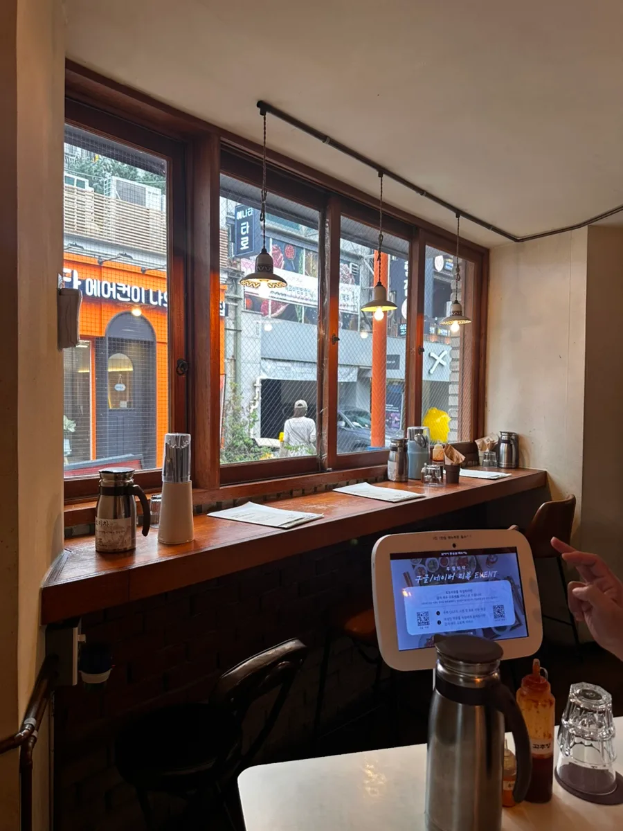 タブレットが置かれた窓際のカウンター席