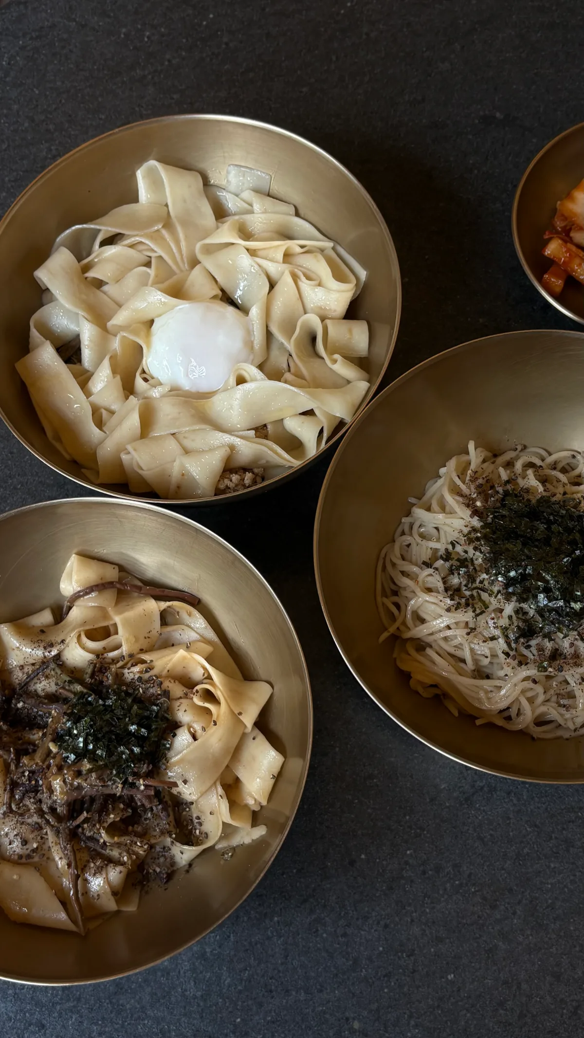 ミョンソウル — 真鍮の器に盛った三種の麺