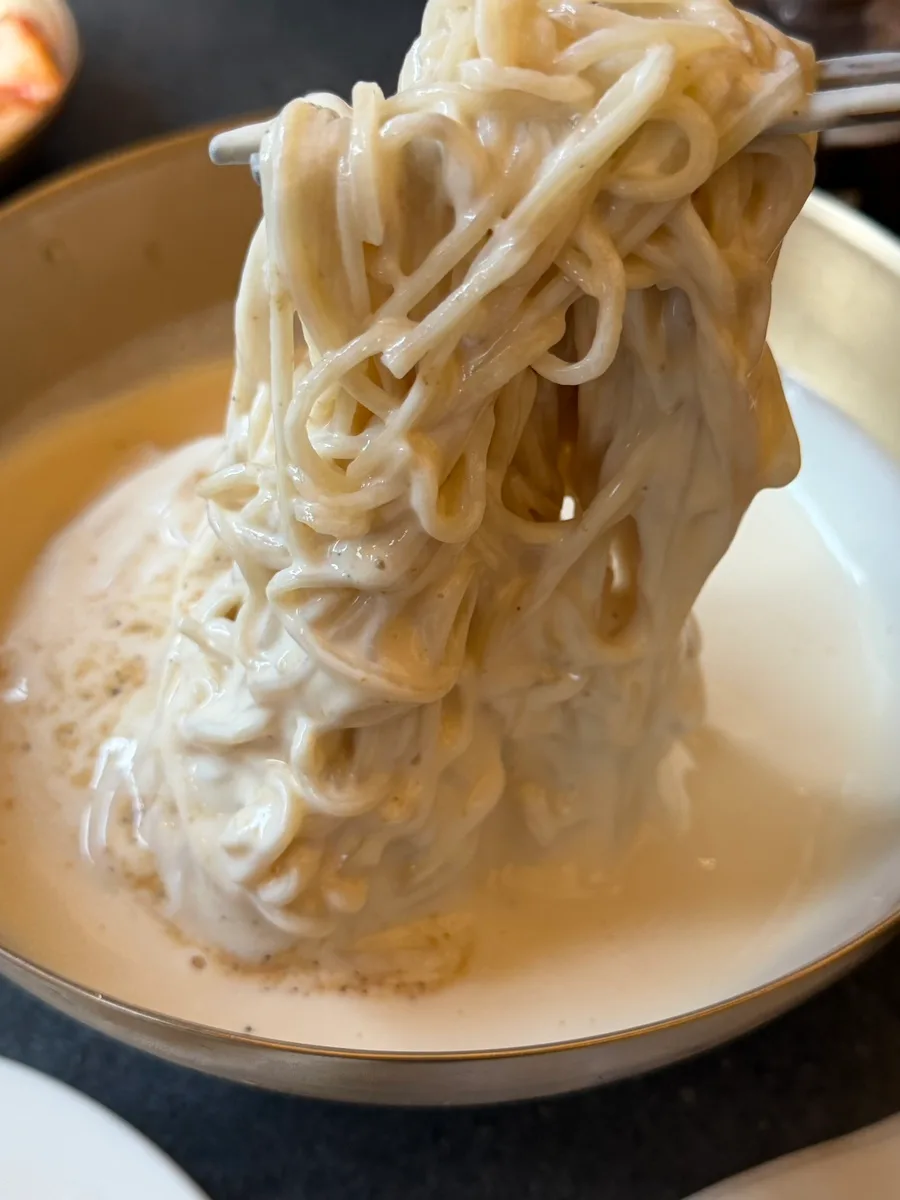 ミョンソウル — 白い汁から持ち上げた細麺