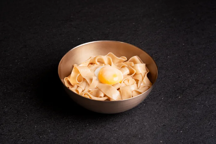半熟卵をのせた平打ち麺