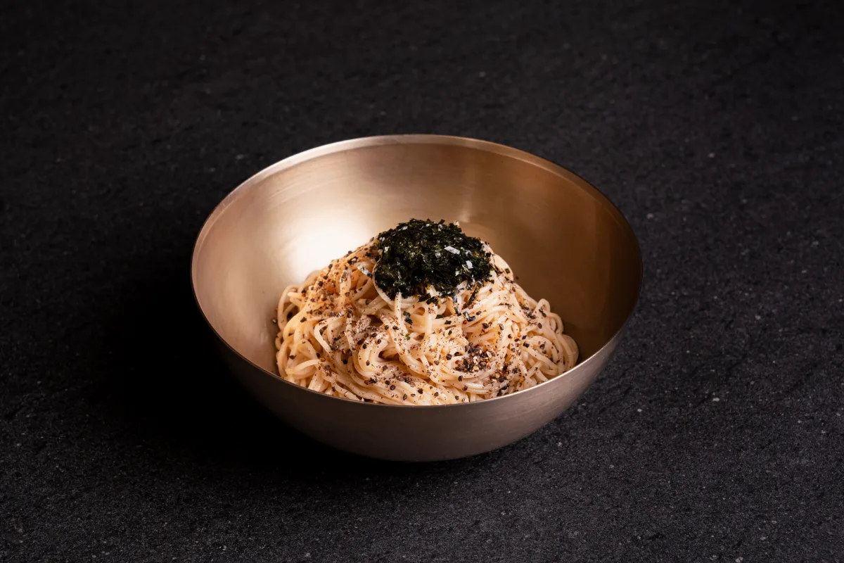 ミョンソウル — 海苔をのせた細麺