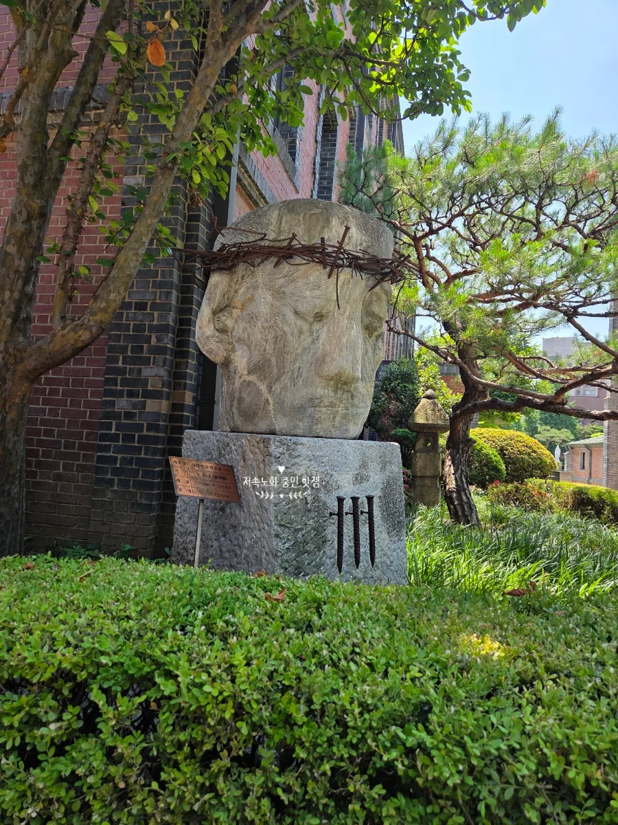 木陰に立つ荊冠の石像