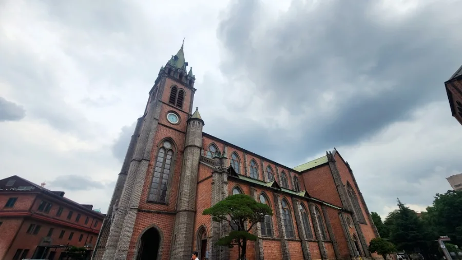 暗雲の下に立つ赤煉瓦の聖堂