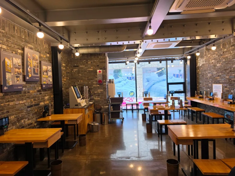 木製テーブルが並ぶ店内