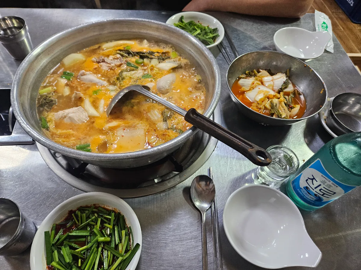 鶏肉を煮込む赤い鍋