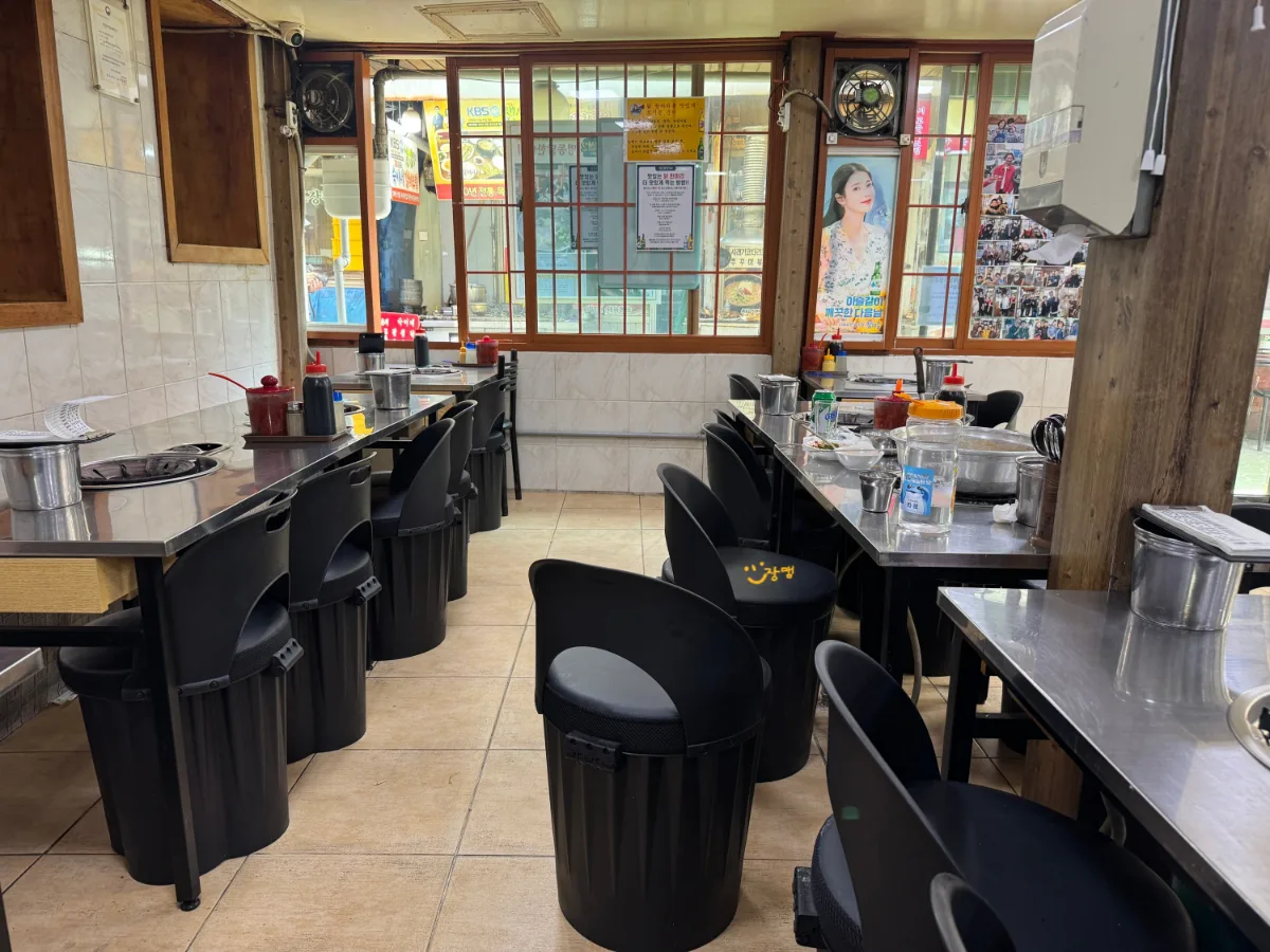 明洞タッカンマリ 本店 — 金属のテーブルが並ぶ客席