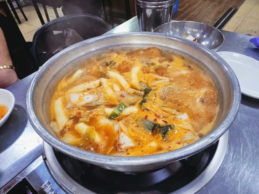 明洞タッカンマリ 本店 — 赤いスープで煮える鶏鍋