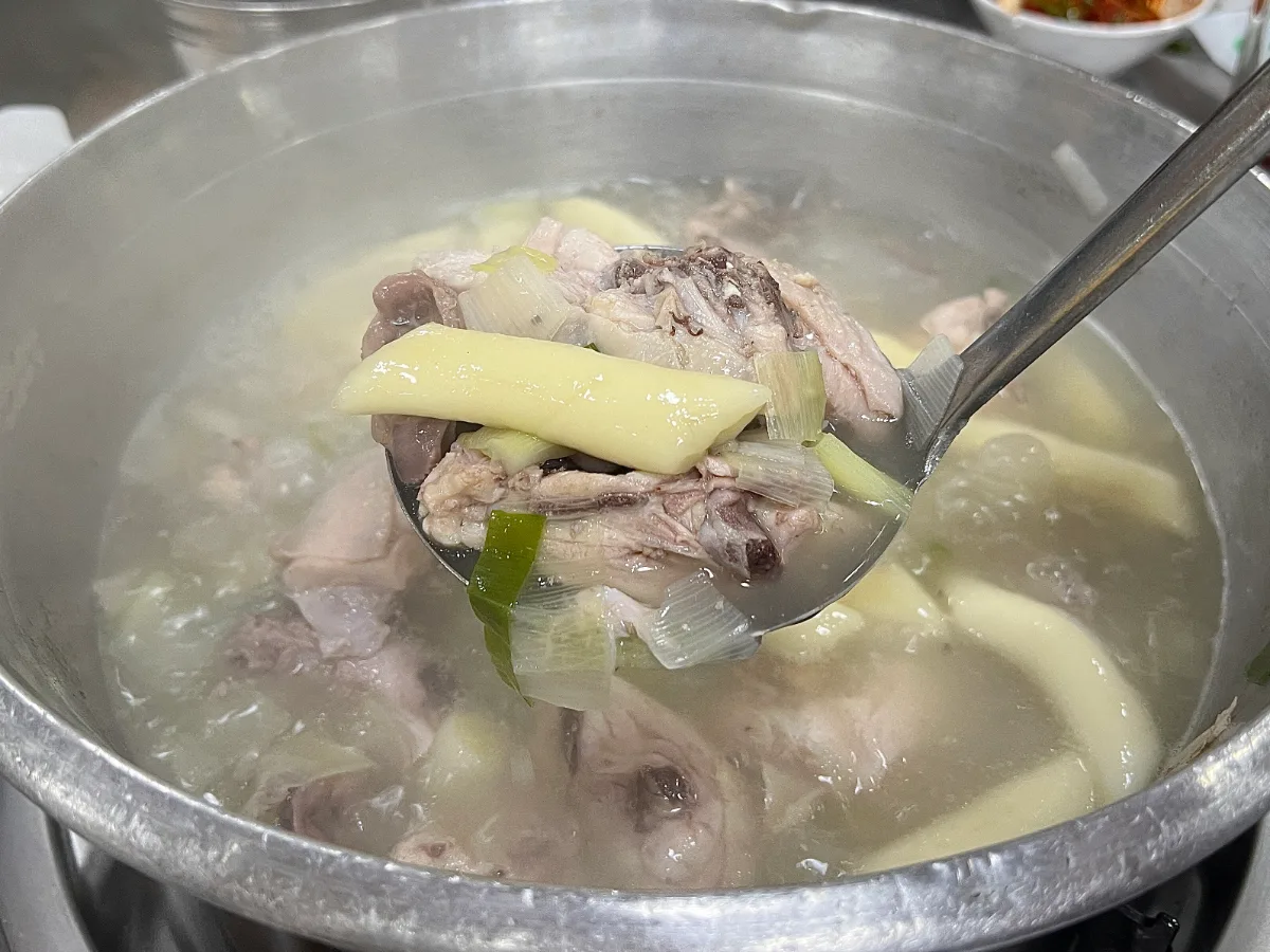 鶏肉と餅をすくった鍋