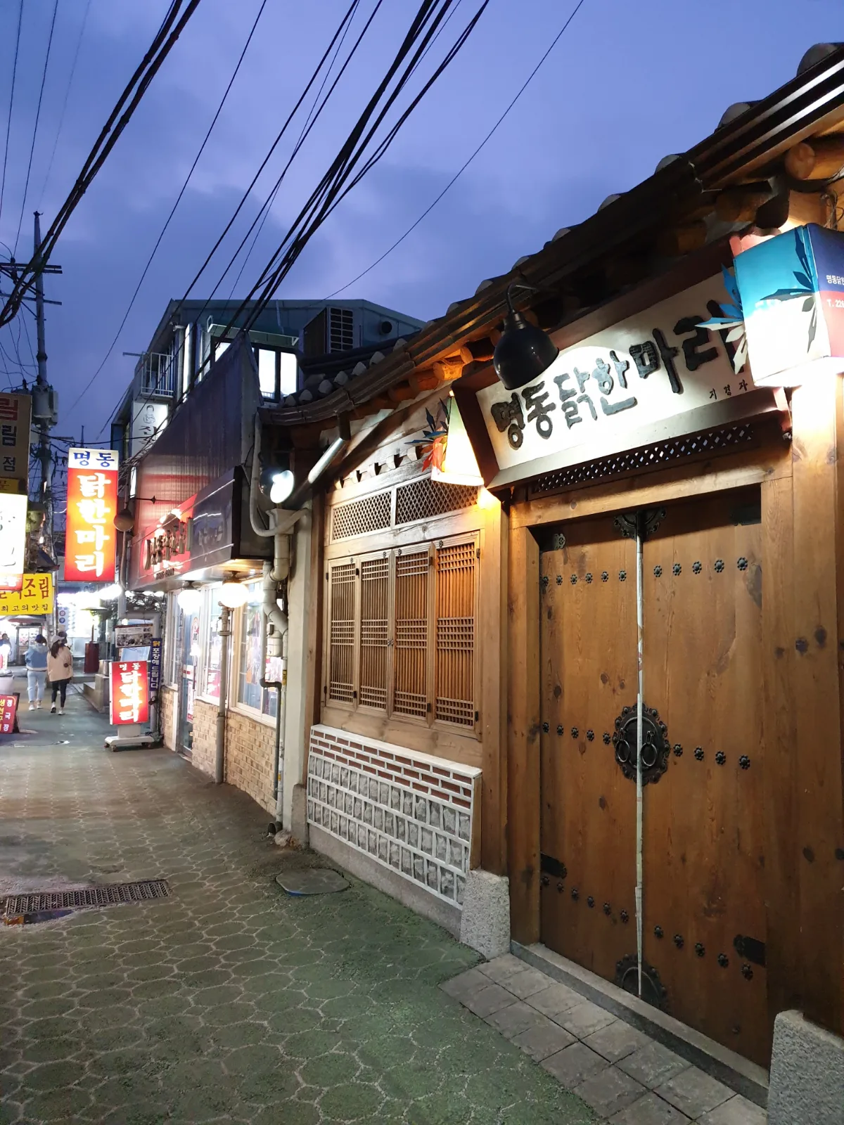 夕暮れのタッカンマリ横丁と韓屋の店構え