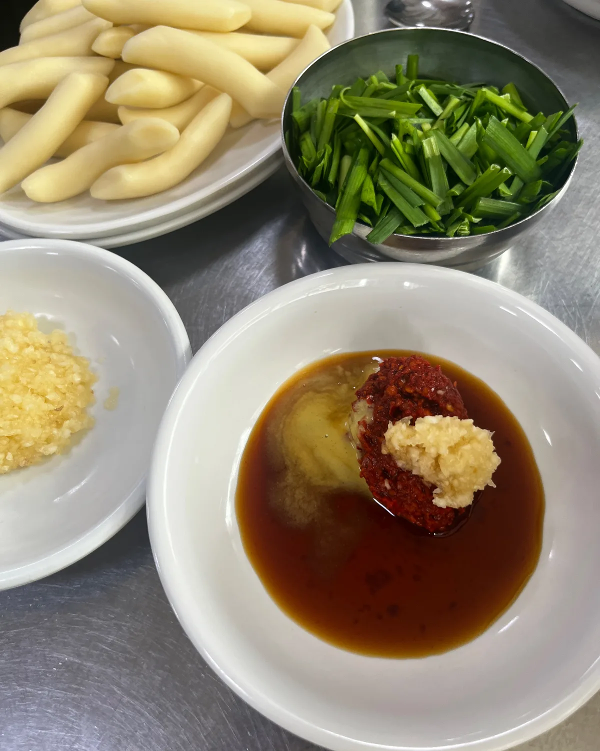 辛い薬味とにんにくのたれ