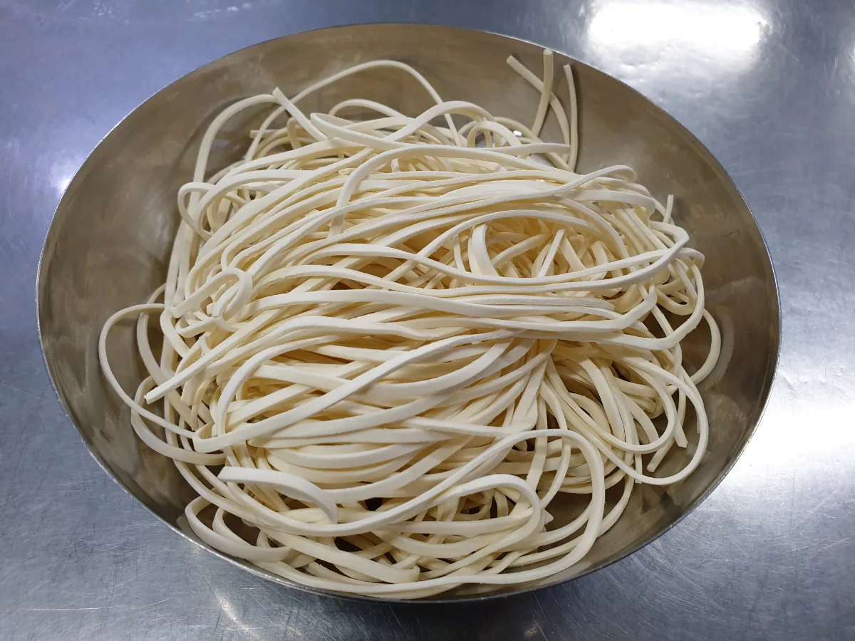 締めに入れるカルグクスのサリ