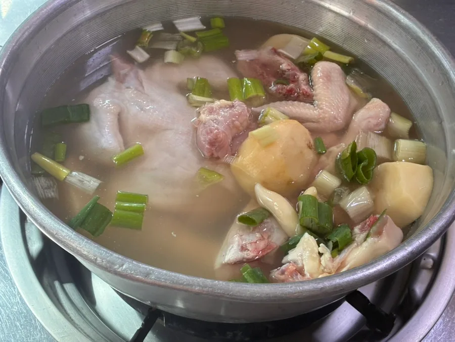 鶏が丸ごと入った煮える前の鍋