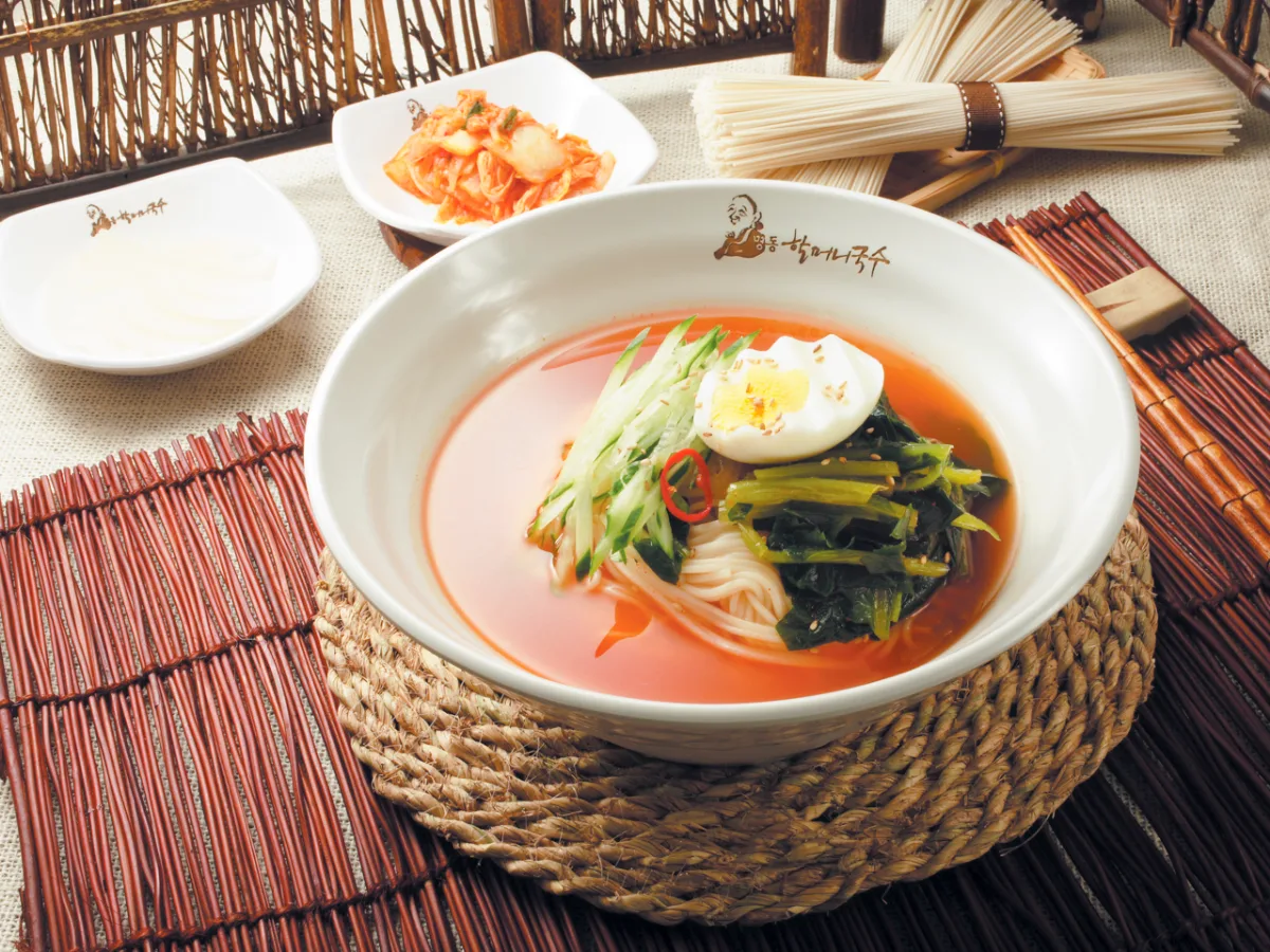 明洞ハルモニククス 本店 — 若大根菜と卵をのせた冷麺