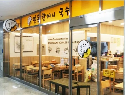 明洞ハルモニククス 本店 — ガラス張りの明るい麺店