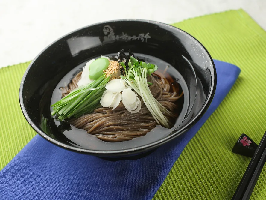青菜を添えた冷たい麺