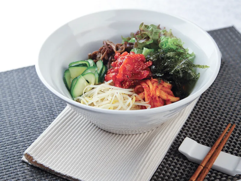 野菜と赤だれを盛った一椀