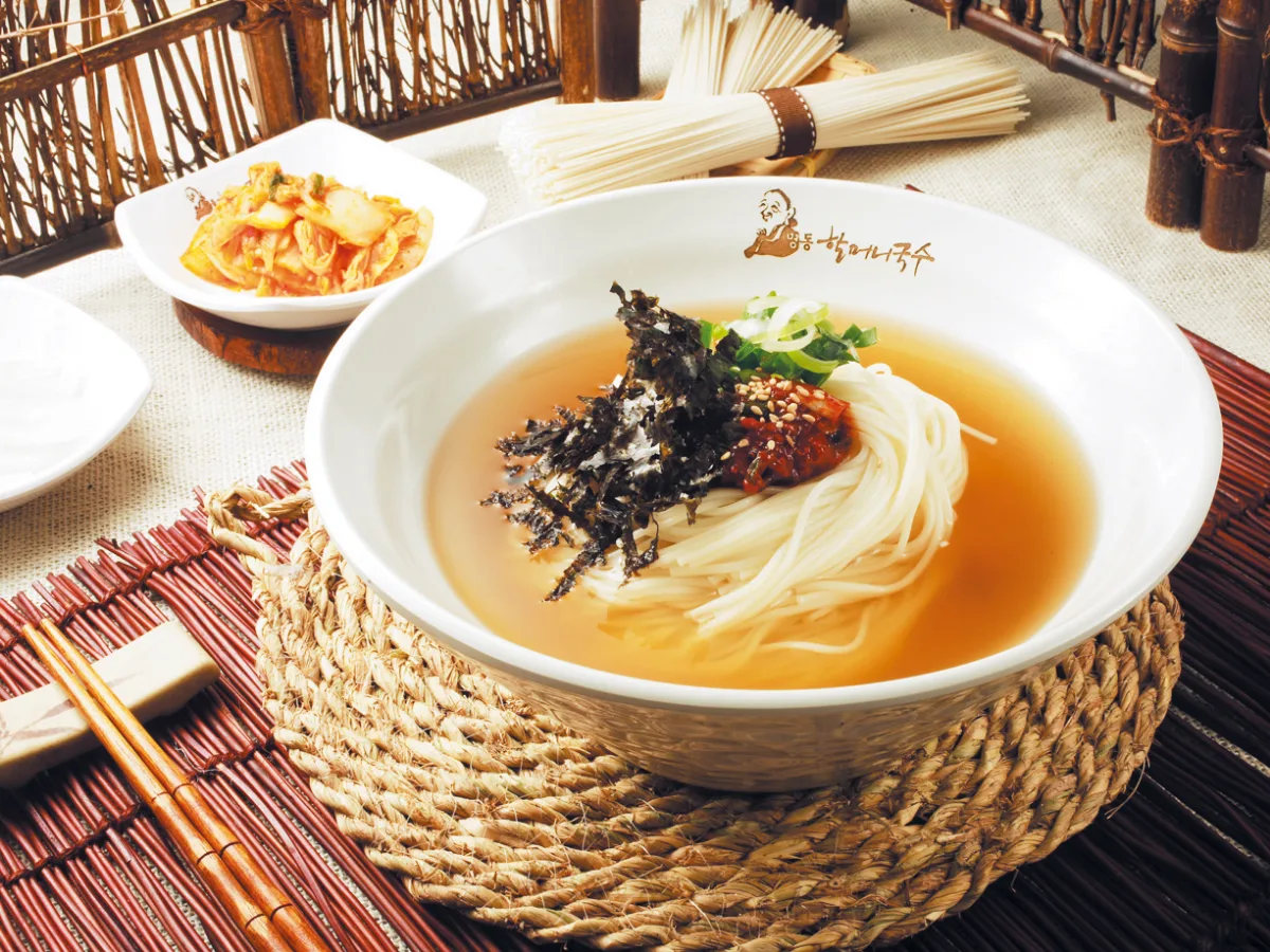 明洞ハルモニククス 本店 — 海苔と薬味をのせた温麺