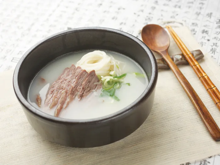 牛肉を添えた白濁スープ麺