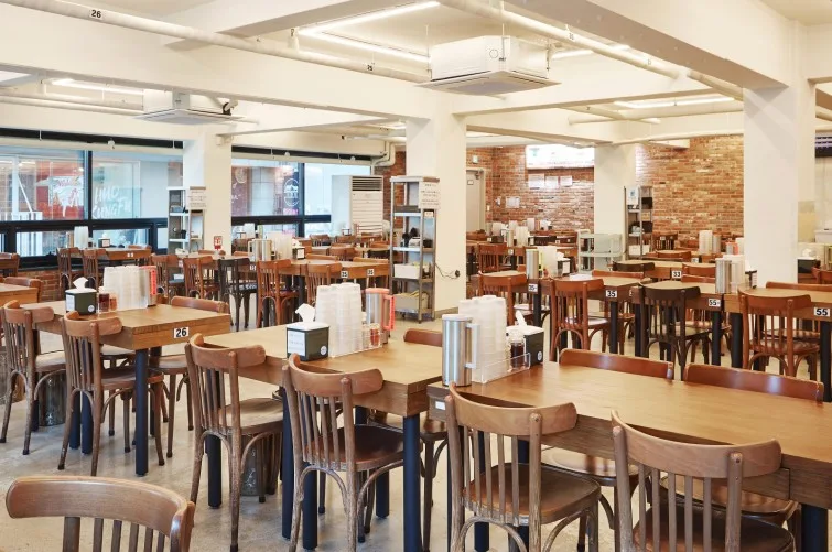 明洞餃子 本店 — 木製テーブルが並ぶ食堂