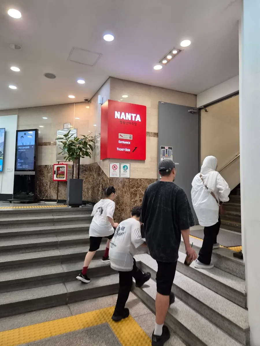 赤い劇場案内板と上り階段