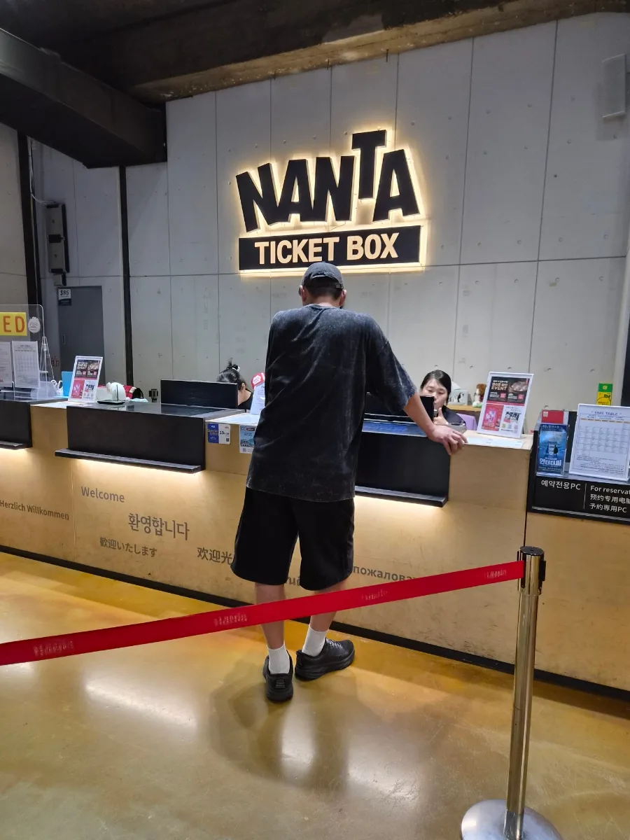 明洞ナンタ劇場 — 光るNANTA券売窓口