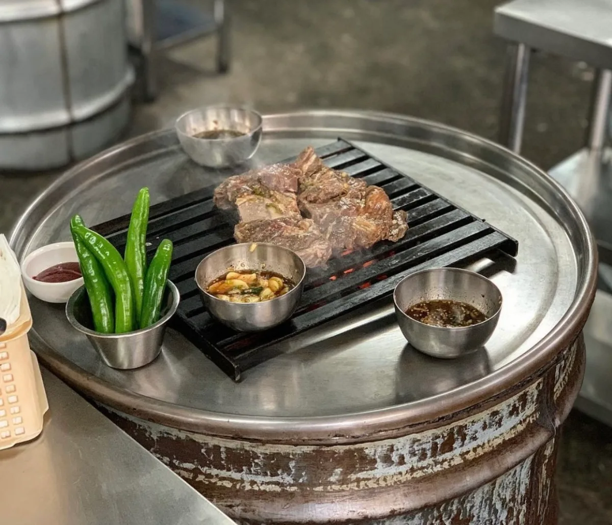 ドラム缶の焼き台で焼けるカルビ