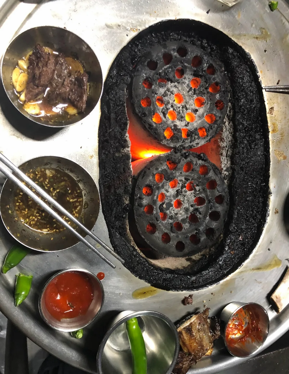 ドラム缶の中で燃える練炭