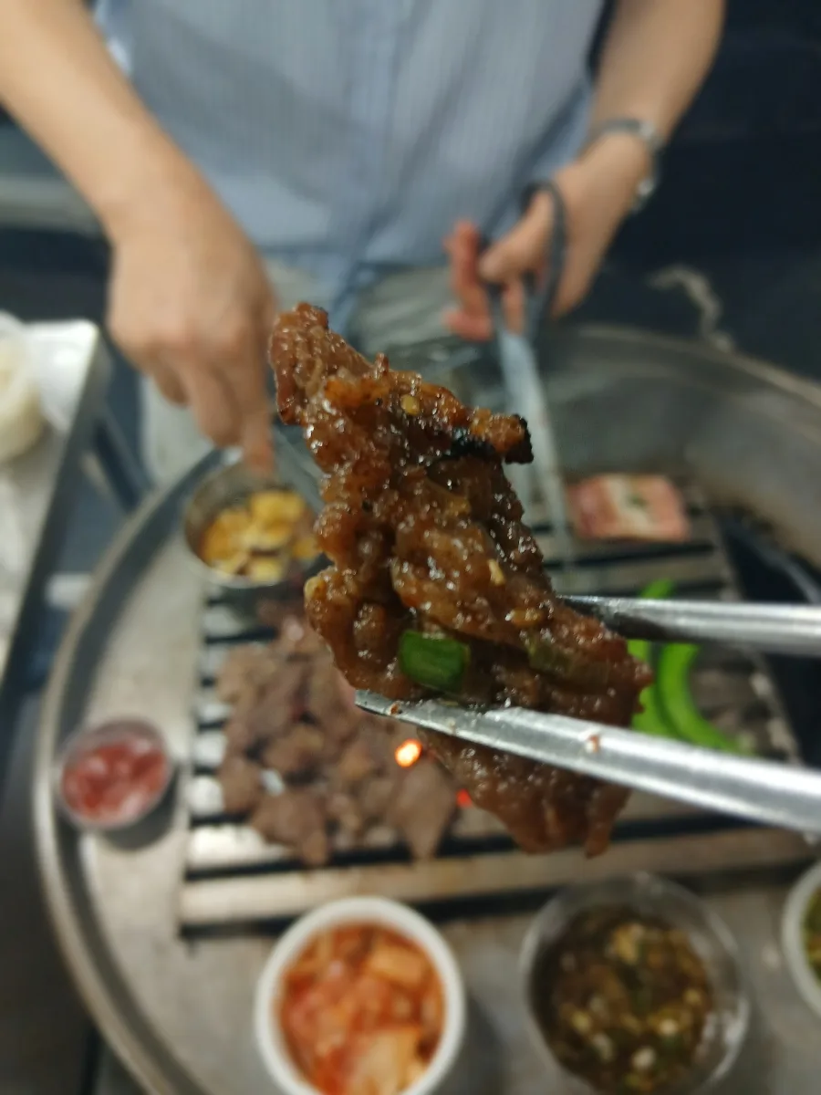 タレをまとった焼き上がりのカルビ