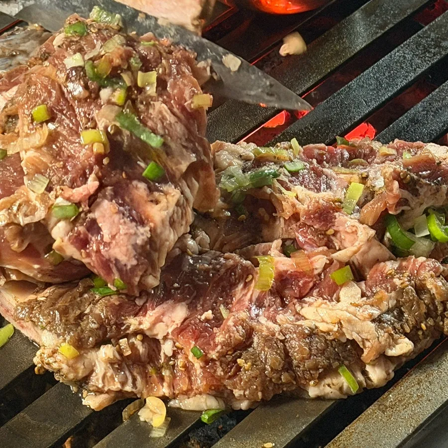 網の上で焼ける味付け牛カルビ