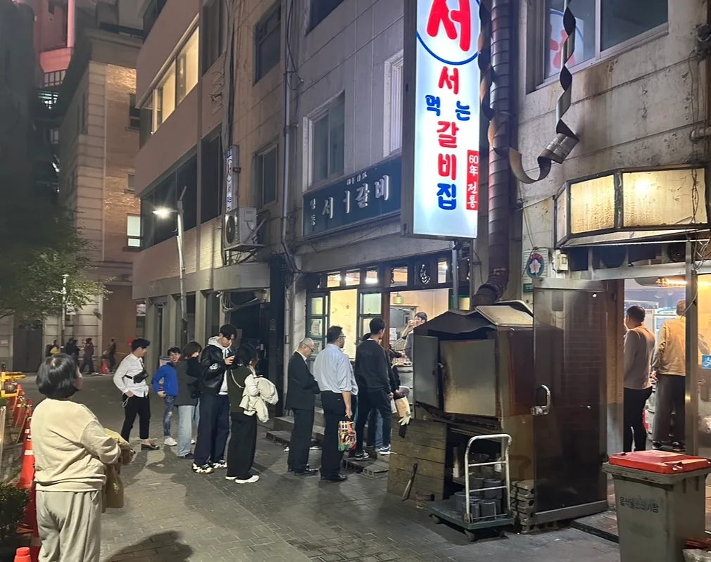 夜の路地に並ぶ行列