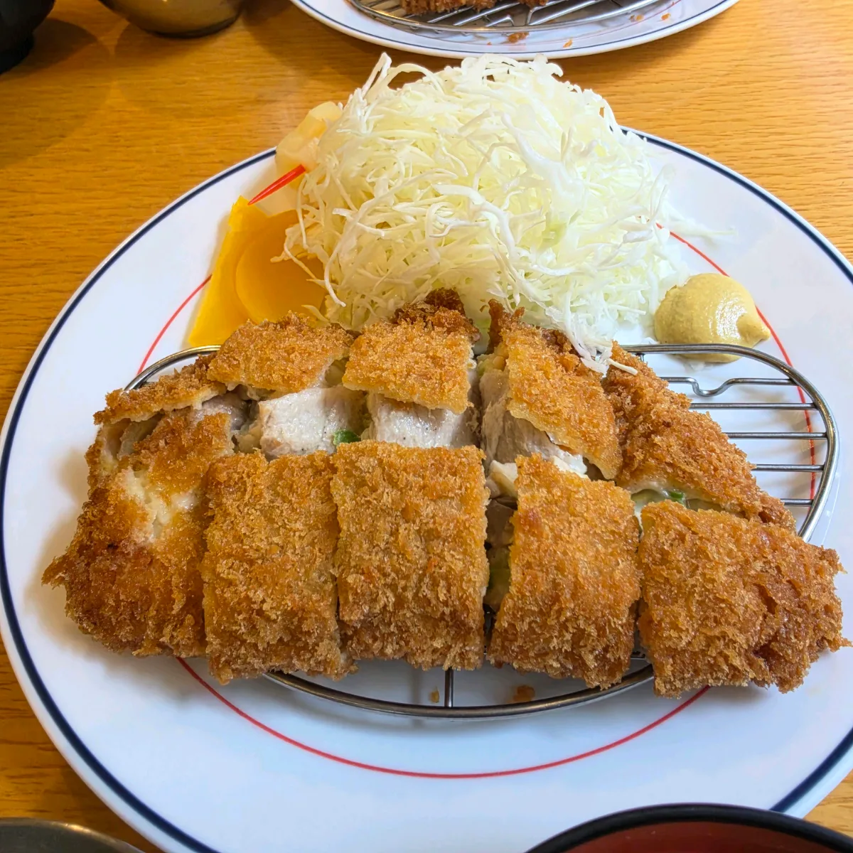 明洞トンカツ — チーズと野菜入りの揚げカツ