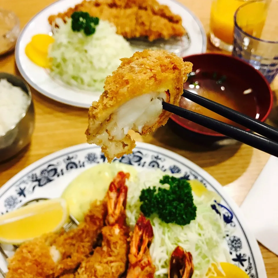 明洞トンカツ — 箸で持ち上げた白身魚フライ