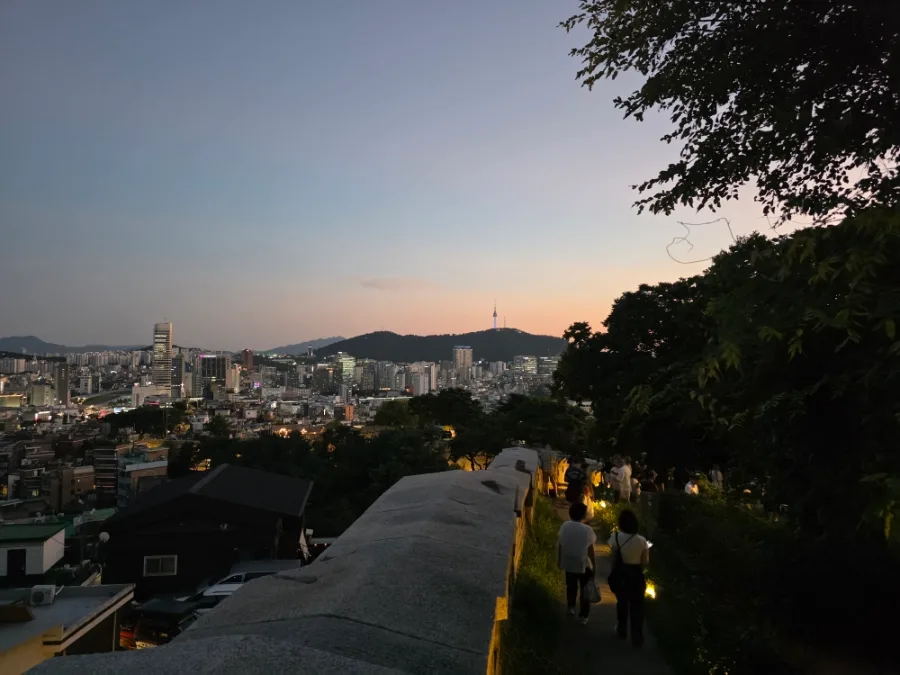 駱山公園 — 夕暮れの城壁とソウル市街