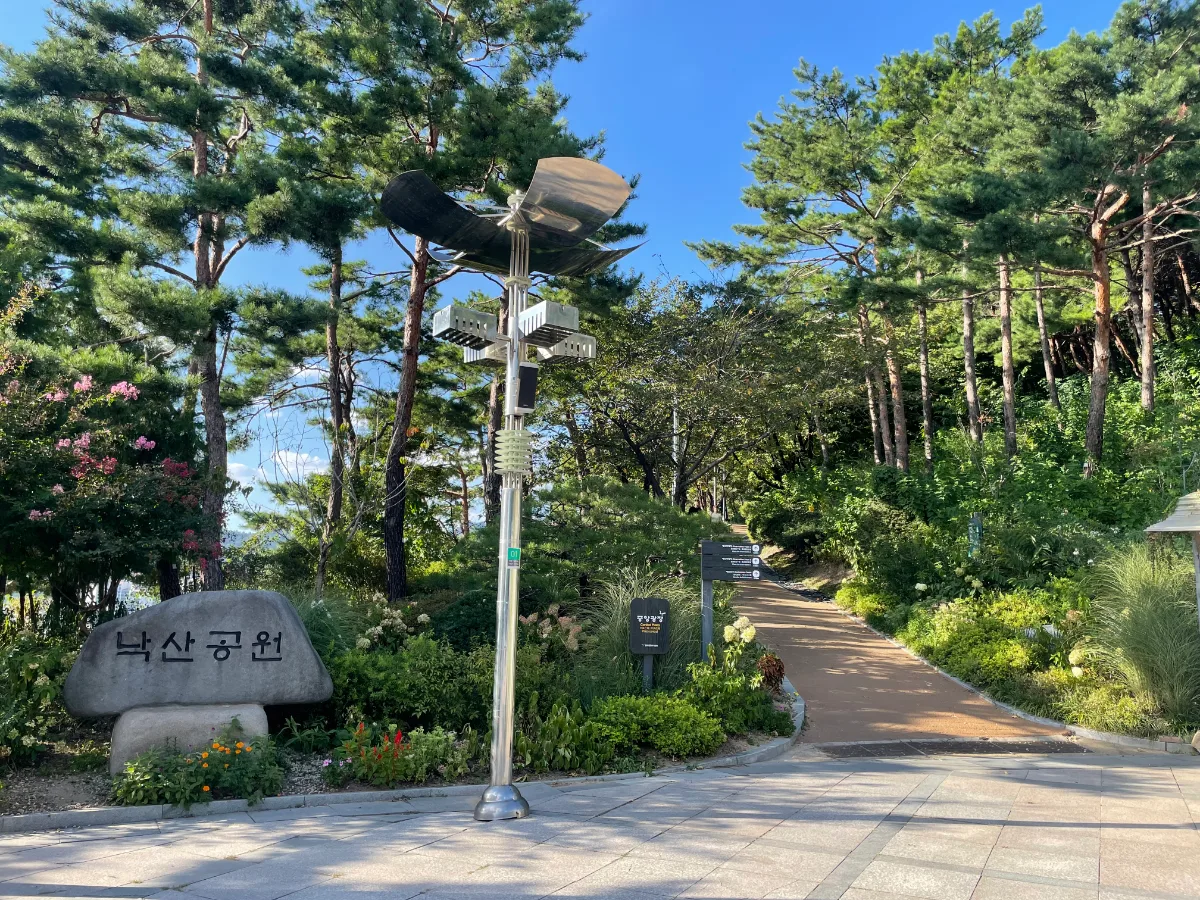 緑に囲まれた駱山公園入口