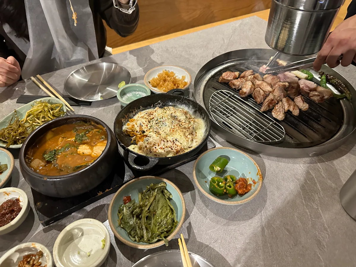 南村会館 市庁本店 — 焼肉と炒めご飯が並ぶ食卓