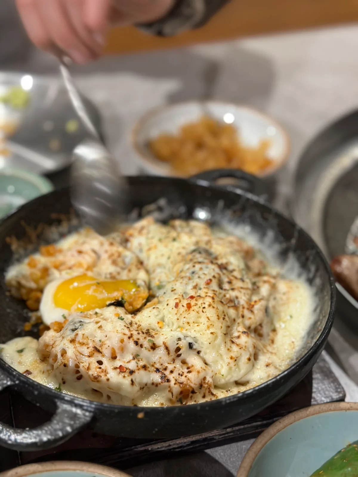卵とチーズをのせた炒めご飯
