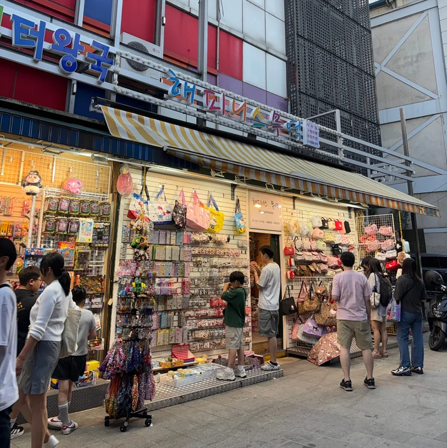 雑貨とバッグが並ぶ店先