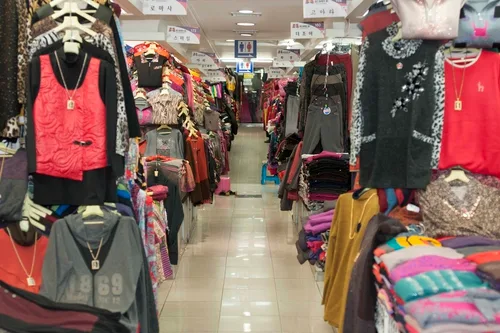 南大門市場 — 色柄豊かな婦人服の売り場