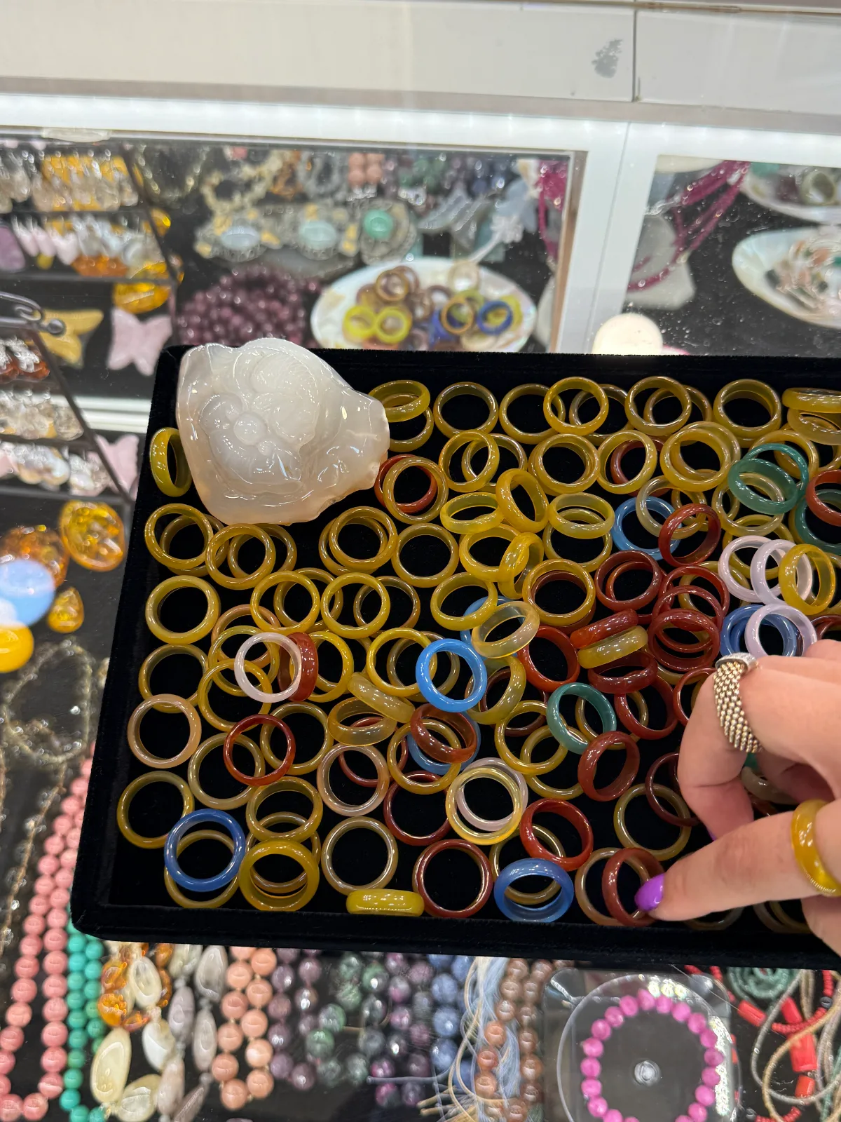 色とりどりのリングのトレー