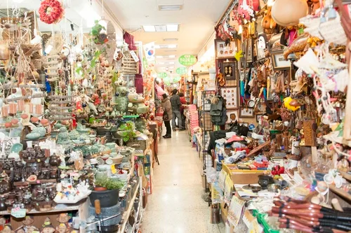 南大門市場 — 工芸品や置物が並ぶ売場